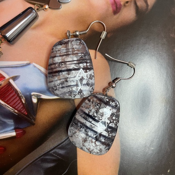 2 Pair of Vintage Pierced Earrings Black White Silvertone Theme - Picture 3 of 5